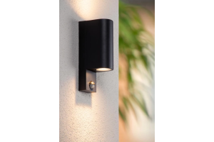 Černé venkovní nástěnné světlo s pohybovým čidlem